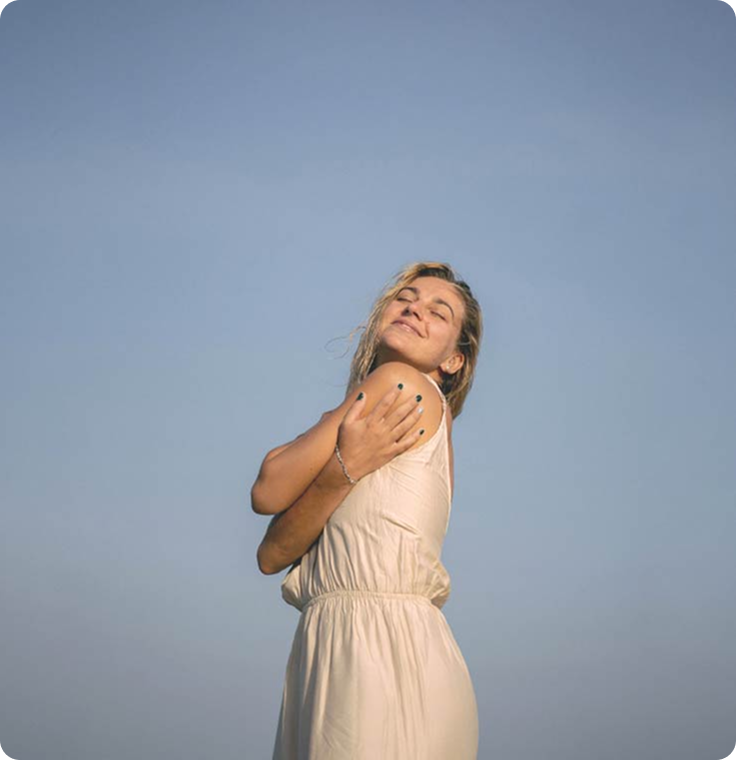 Mujer abrazándose