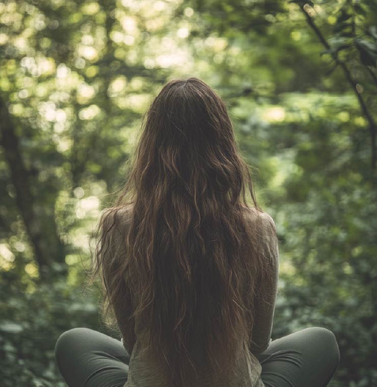 Mujer en actitud reflexiva, símbolo del proceso de autoconocimiento en la Terapia Sistémica Transpersonal