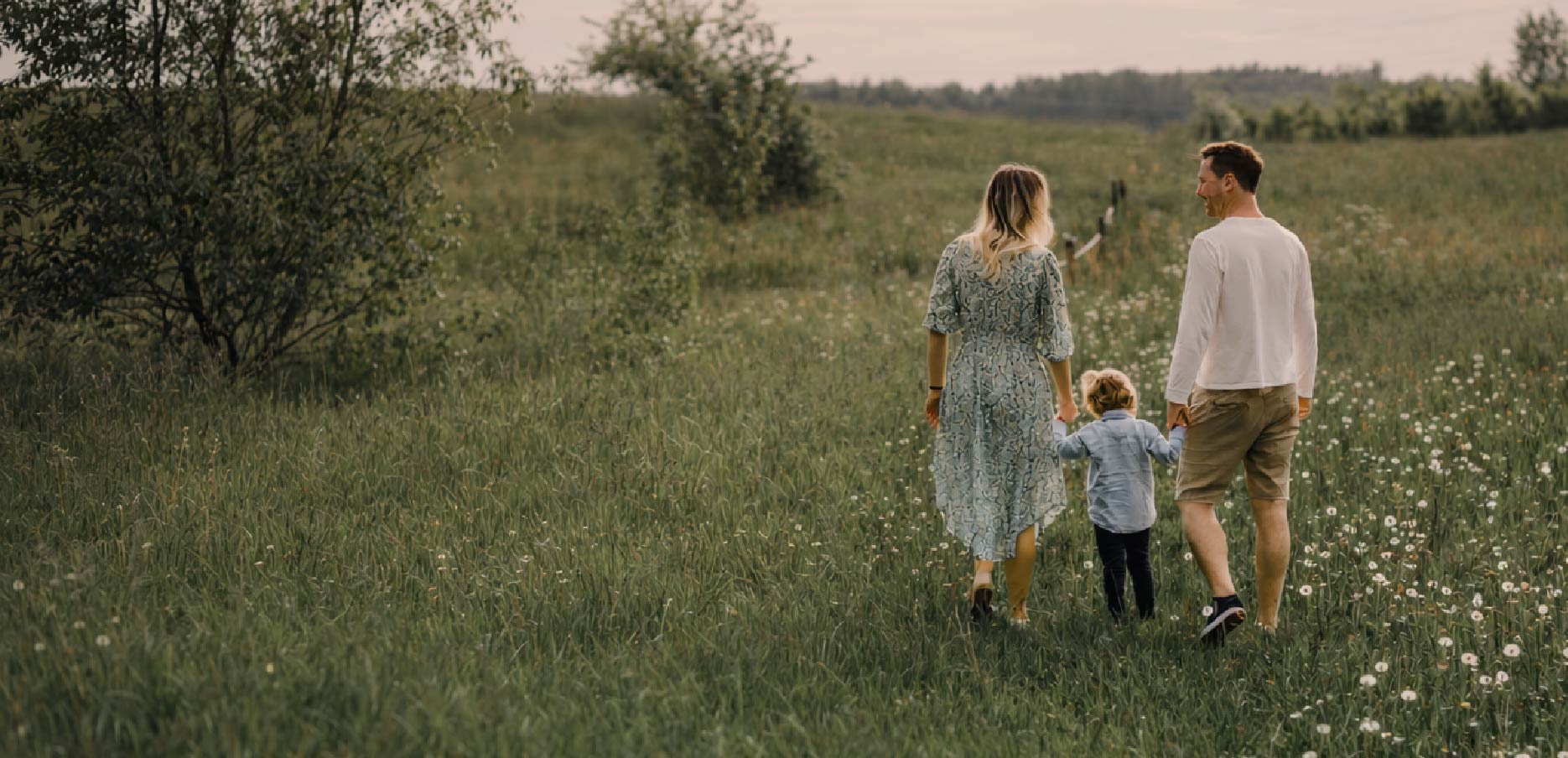 Pareja caminando junta por el campo, curso online La pareja como comunidad de destino
