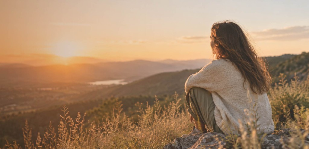 Mujer contemplando el valle al atardecer, retiro presencial Propósito en Ciclo Lodge