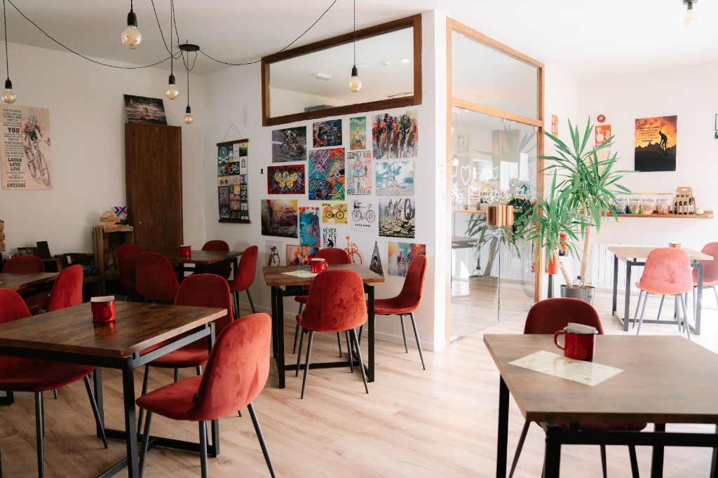 Cafetería del Ciclo Lodge con ambiente cálido para compartir
