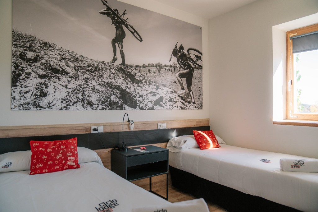 Habitación doble del Ciclo Lodge con decoración acogedora