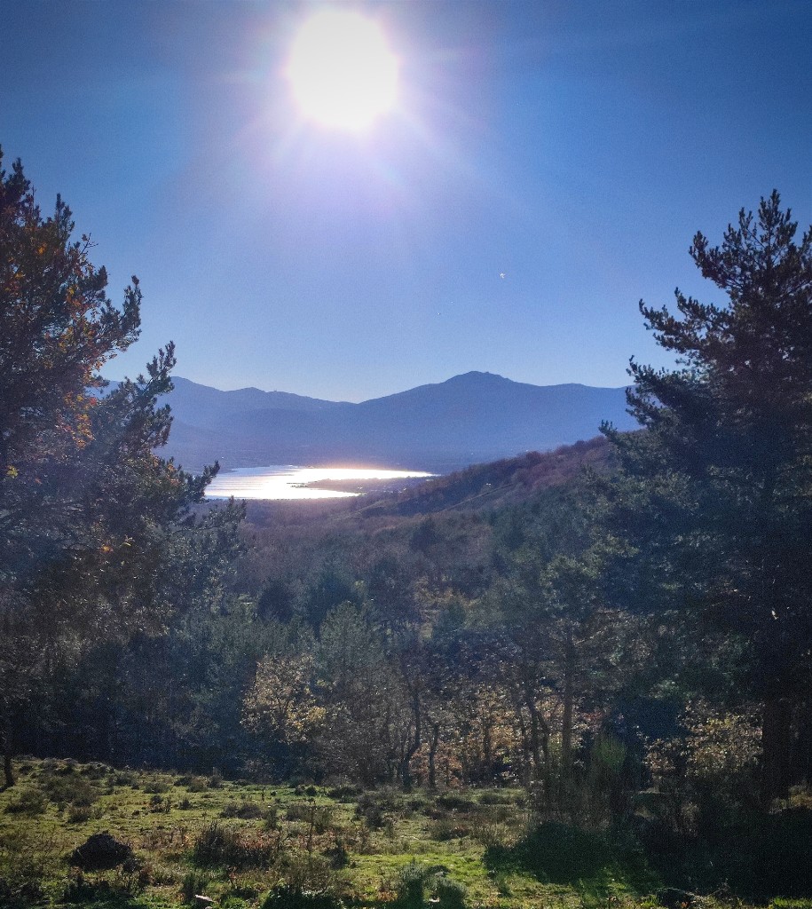 Vista panorámica de la Sierra Norte de Madrid con embalse y montañas, entorno natural de Lozoya