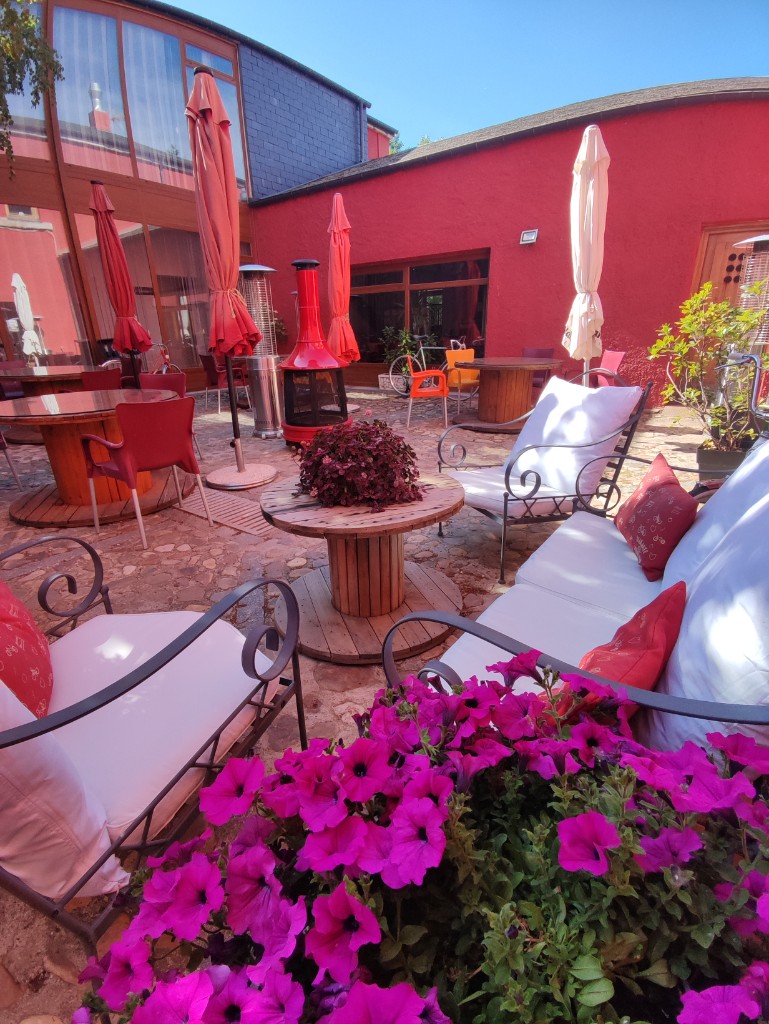 Patio exterior del Ciclo Lodge con mesas y zona de descanso al aire libre