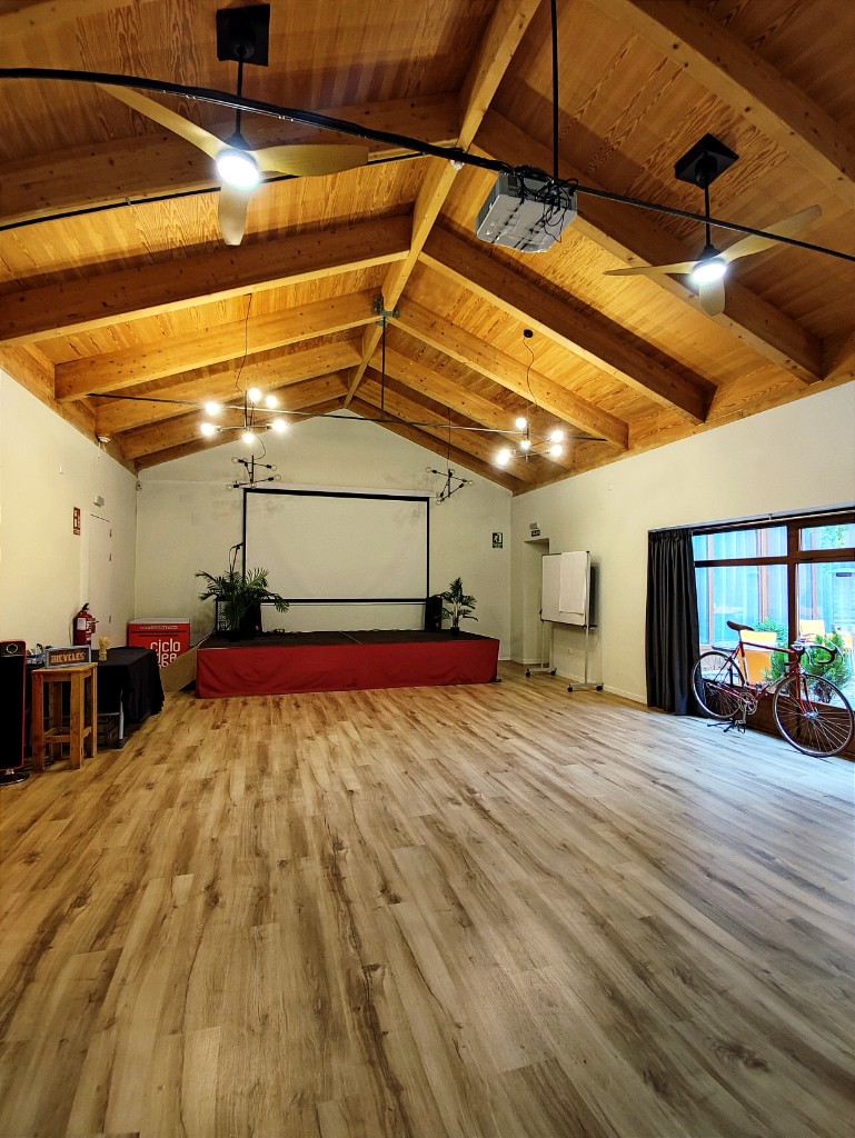 Salón de trabajo del Ciclo Lodge en Lozoya, equipado para encuentros y presentaciones
